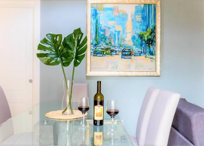 Apartment Hostly - Art & Color Midtown - 3br 2ba Rom