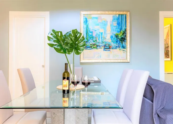 Hostly - Art & Color Midtown - 3br 2ba Rom